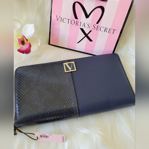 🩷🩷Victoria’s Secret zip around Wallet🩷🩷 - Picture 5 of 6